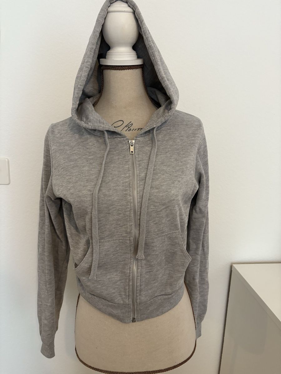 Vestes: Grey Zip Hoodie – D'occasion à Arlesheim par Charlotte.grm