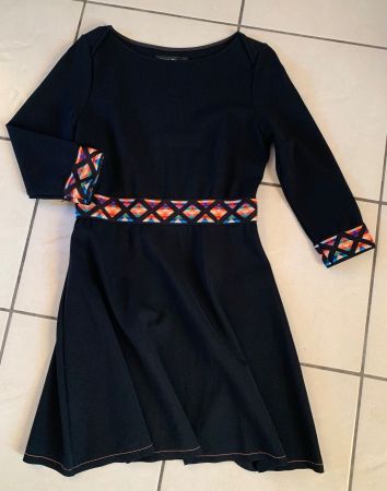 Elegantes schwarzes Kleid mit farbigem Ethno-Bund Gr. S