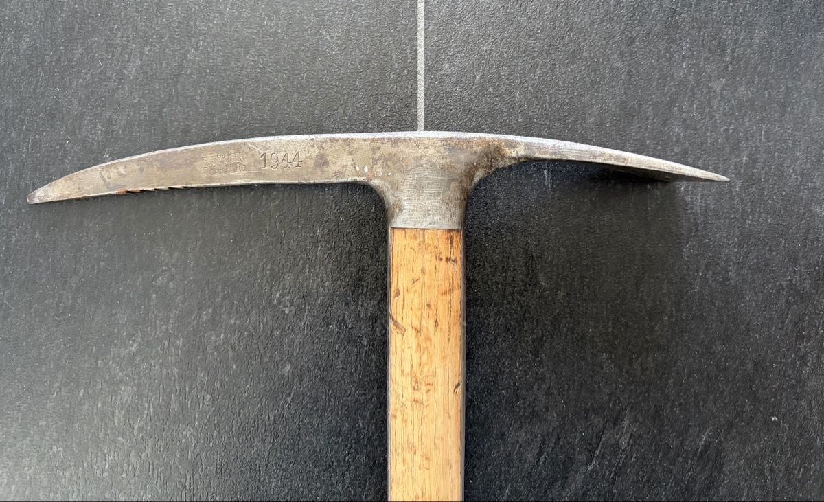Attrezzatura da arrampicata: Piolet militaire suisse authentique 1944 Flückiger Oberbug – Usato da Conthey venduto da Cathlouz 2