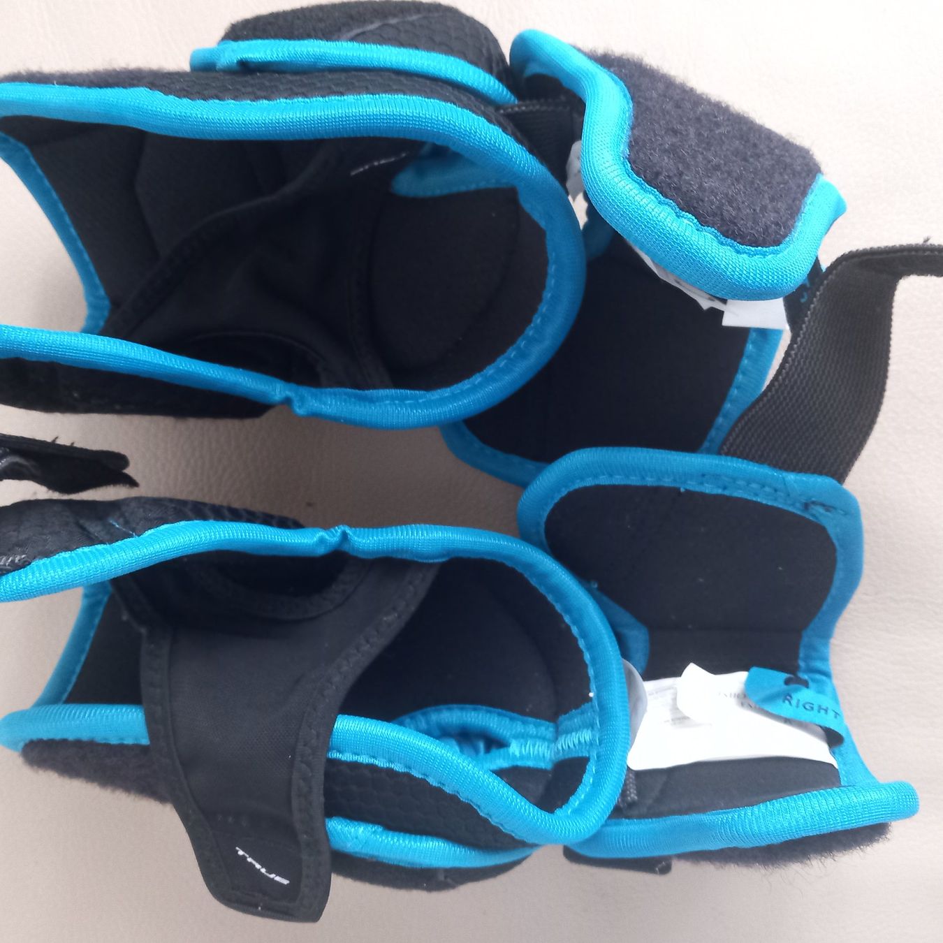 Fussball- & Hockeytore: Eishockey helm+ knie  & Ellbogen – Neu (gemäss Beschreibung) aus Basel von  5