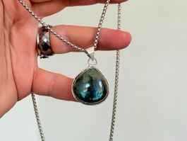 Collier avec pendentif Labrodarit ,très tendance!