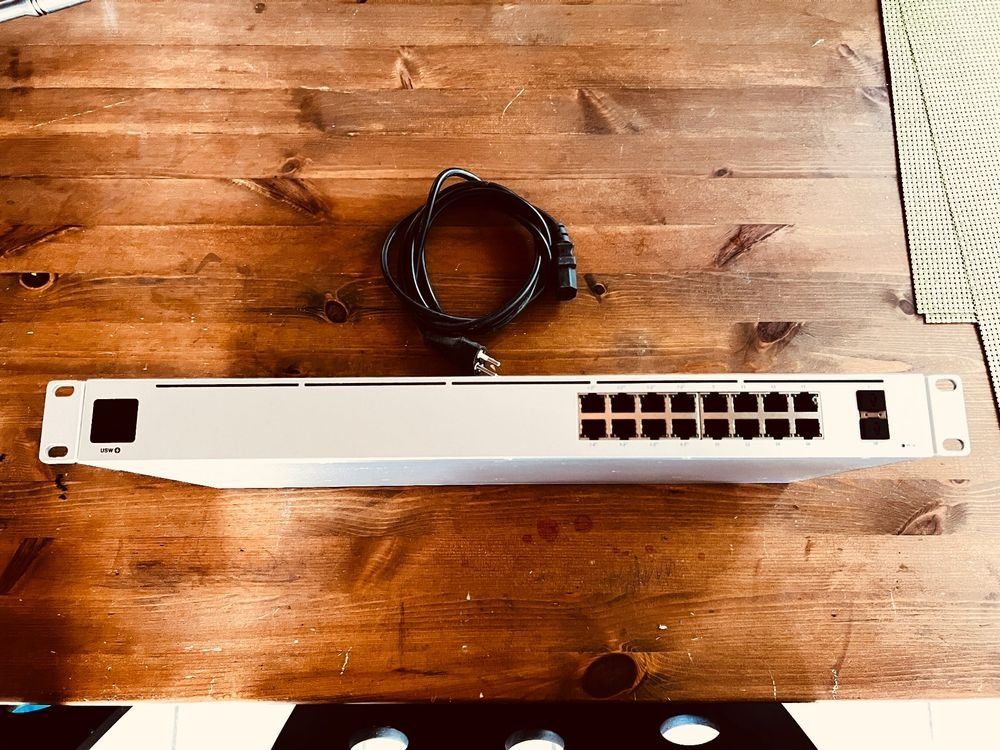 Ubiquiti Hub & Switch: Unifi usw-16 PoE Switch – Usato da Konolfingen venduto da Atruessel