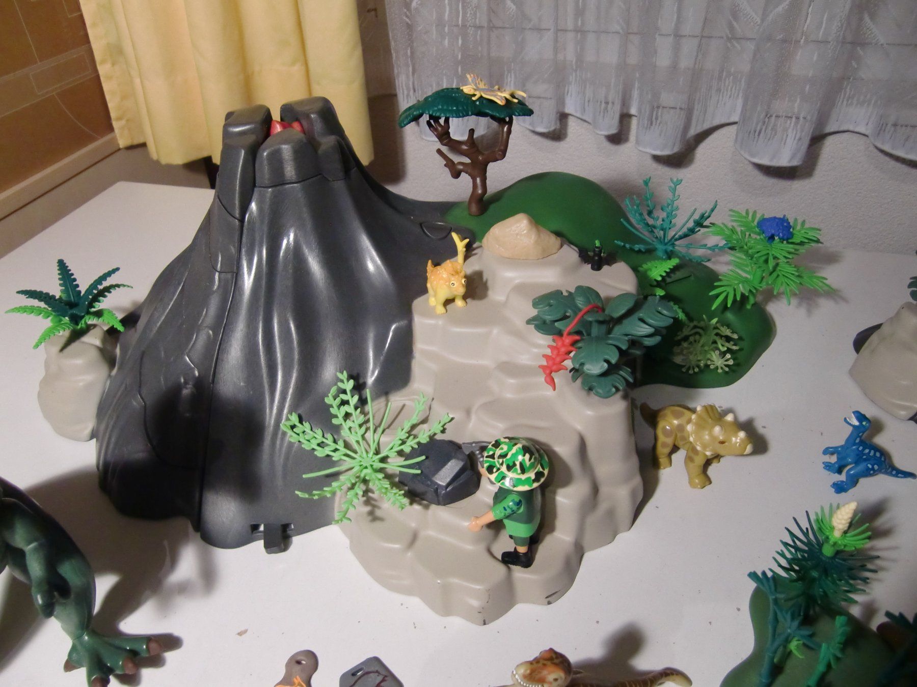 Playmobil Spielzeuge: Playmobil Dinosaurier mit Vulkan - grosses Paket – Gebraucht aus Arbon von 200sterne 1