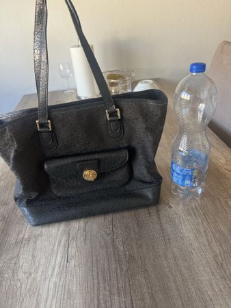 Handtasche schwarz DKNY Logo guter Zustand