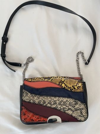 Schicke Schultertasche schwarz bunt Pythonprint neuwertig
