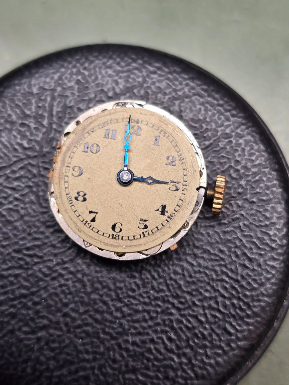 Montres: petit mouvement inconnu – Défectueux à Tramelan par Nirdan