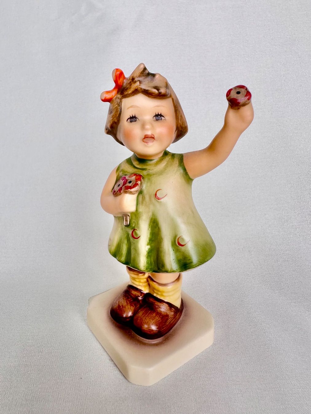 Hummel Statuette: Süsse Goebel Hummel Figur Mädchen mit Blumen – Usato da Steinen venduto da SputnikSweetheart