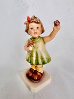 Süsse Goebel Hummel Figur Mädchen mit Blumen