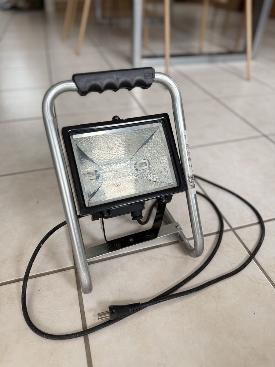 Lampes: Baustrahler 230 V mit Kabel – D'occasion à Oberwil BL par Wlucky02