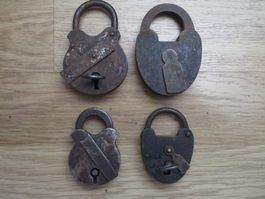4 antike Vorhängeschlösser