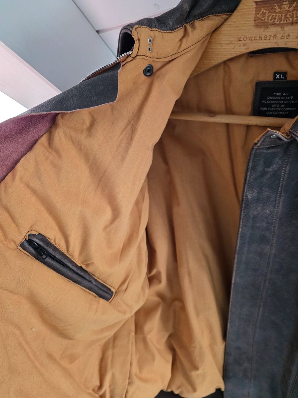 Jacken: A-2 Piloten Jacke mit "Nose Art" BAD EGG – Neu (gemäss Beschreibung) aus Unterlunkhofen von a289339 3