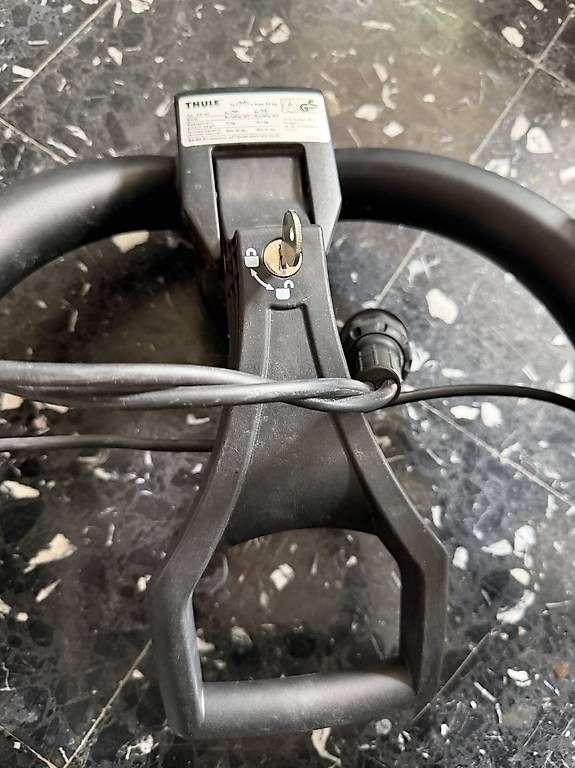 Box da tetto: Porte-vélos Thule pour coffre utilisé. 2 vélos – Usato da Versoix venduto da Pfalconnet 2