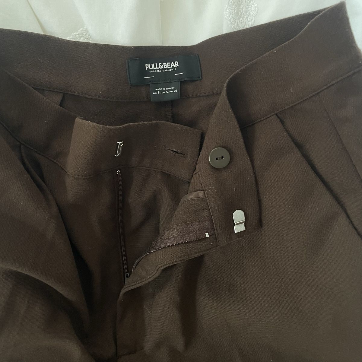 Pull&Bear Pantaloni: Schicke dunkelbraune Stoffhose von Pull&Bear – Usato da Baden venduto da Julikoo 2