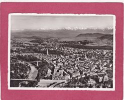 Fliegeraufnahme von Bern mit den Alpen