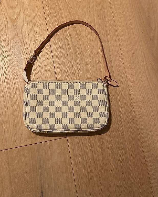 Taschen für Damen: Sac à main, pochette  – Neu und originalverpackt aus Areuse von Nic_wd9n 4