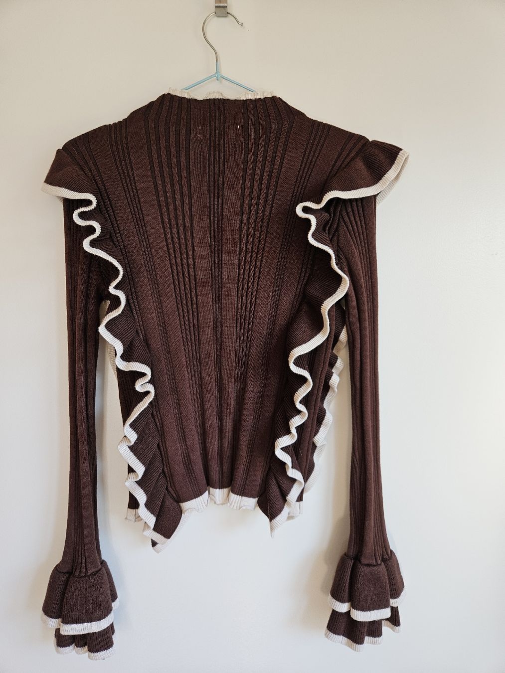Pullover & Sweatshirts: Pullover mit Rüschen, braun / weiss – Gebraucht aus Ebikon von SecondChance_byM 1