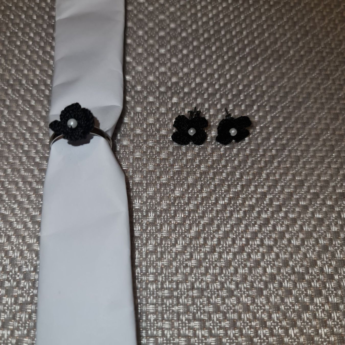 Orecchini pendenti & Orecchini a lobo: Handgemachtes Blumen Ohrstecker-Ring Set – Nuovo e nell'imballaggio originale da Grafstal venduto da sel_yil