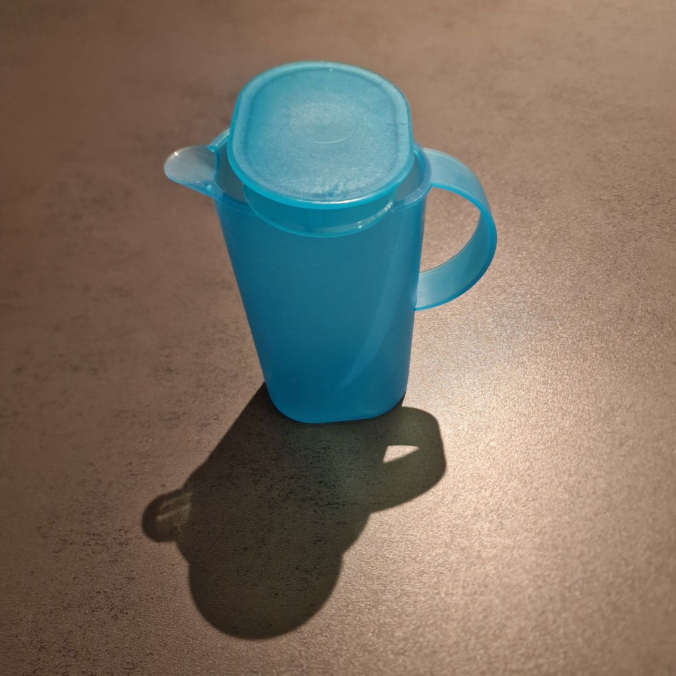 Tupperware Contenitori & Simili: Tupperware kleiner Aqua Krug mit Deckel - 0.5 Liter – Usato da Wohlen AG venduto da alphons31 1