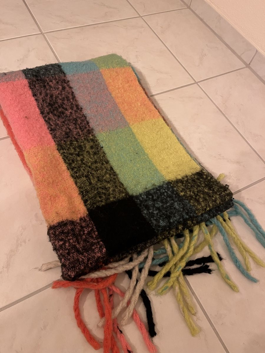 Foulard & Sciarpe: Farbenfroher Winterschal, neuwertig, top Zustand – Nuovo (secondo la descrizione) da Bretzwil venduto da Olga_KroXa 2