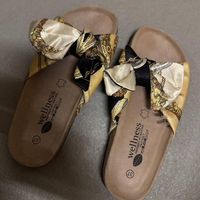Neue Ledersandalen