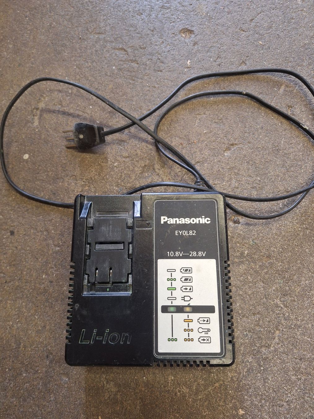 Panasonic Caricatori & Batterie: Panasonic ladegerät 10,8V-28,8V – Usato da Thierachern venduto da carpenter1602