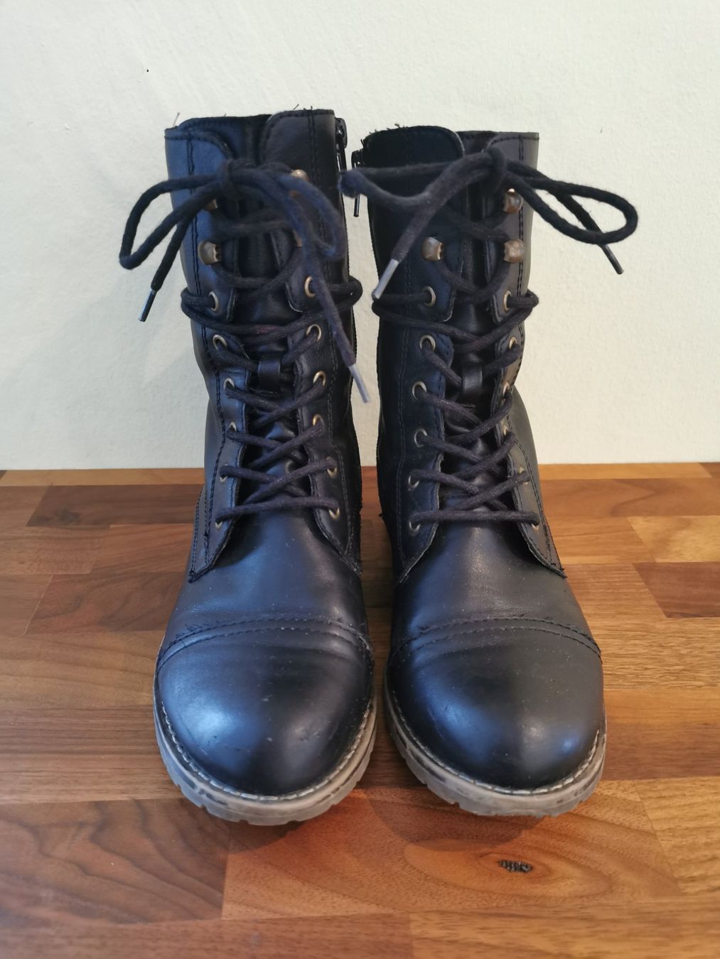 Scarpe da donna: Schwarze Stiefeletten / Schnürstiefel Gr. 37 – Usato da Boniswil venduto da Totomat-Lady 2