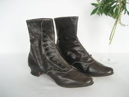 Alte Leder Knopfstiefel Frauenschuhe braun Louvre Paris