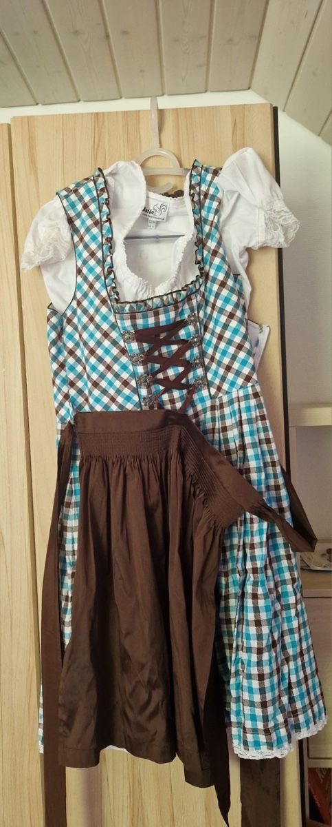 Robes: Dirndl zu verkaufen  – D'occasion à Waldstatt par dundeeshadow
