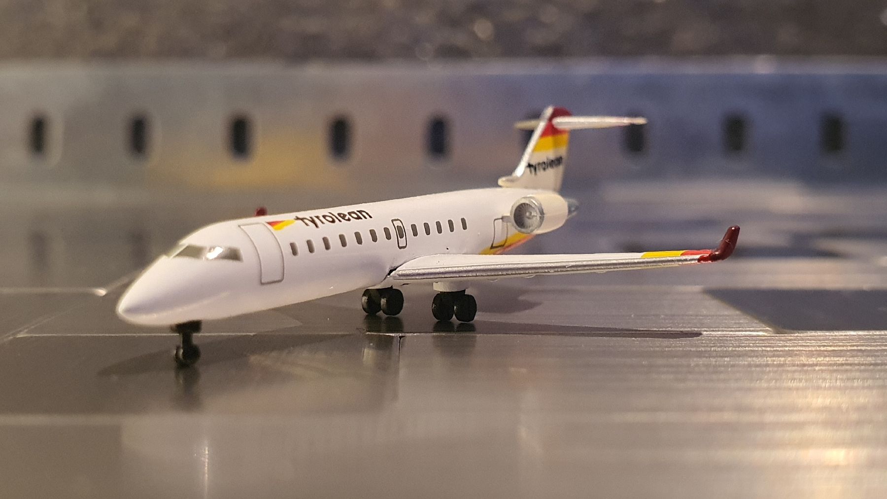 Herpa Kit di modellismo & Modellini statici: HERPA TYROLEAN CANADAIR REGIONAL JET – Usato da Männedorf venduto da Modellbau-wyss 1