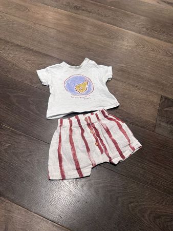 T-Shirt & Shorts für 6 Monate (geht aber gut bis 1 Jahr)