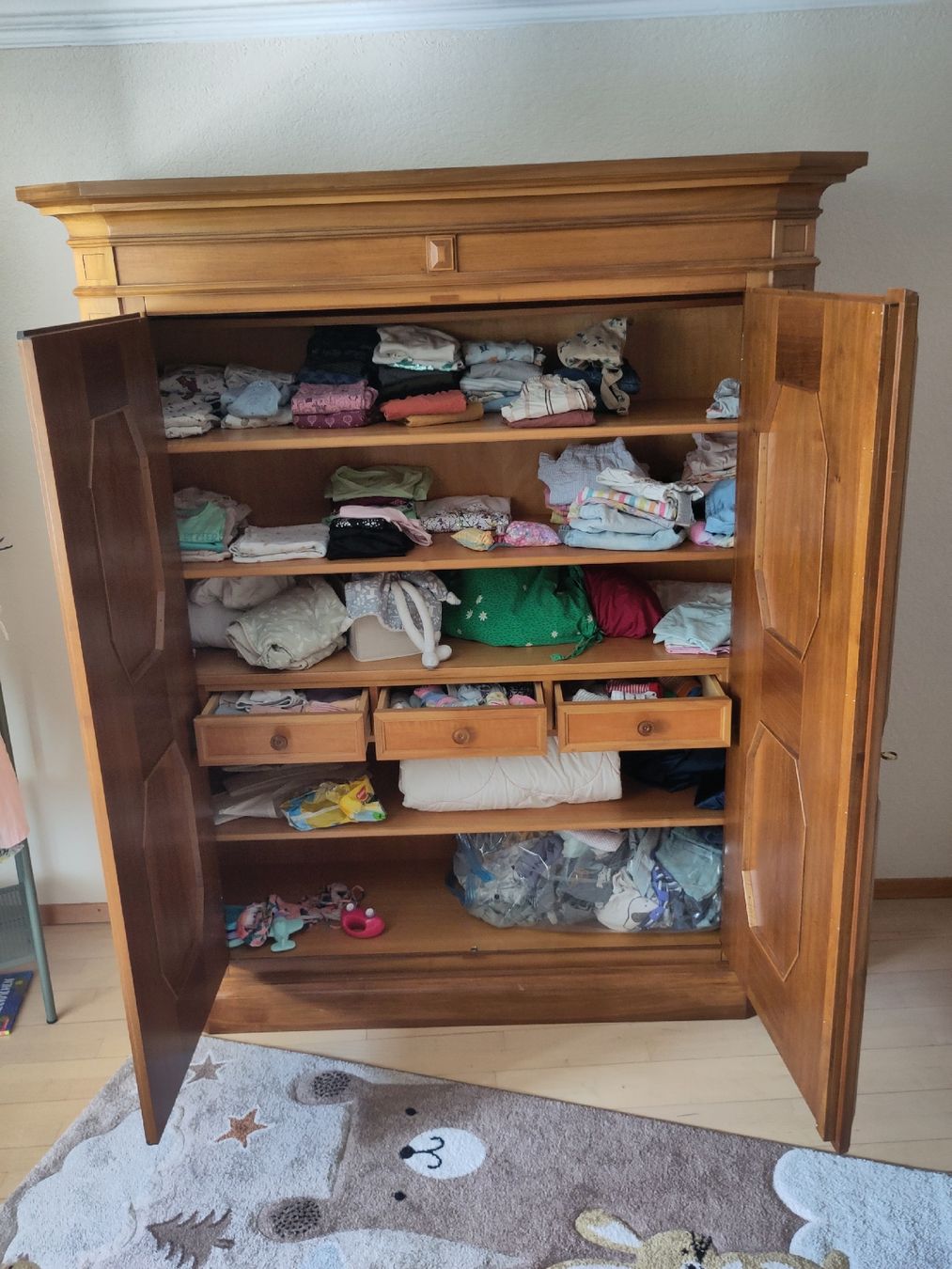 Armadi: Massivholz Schrank mit Messing – Usato da Fribourg venduto da Dennu 1