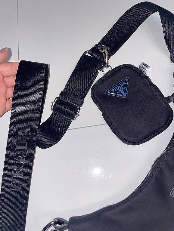 Taschen für Damen: PRADA NYLON SCHULTERTASCHE MIT MINI-POUCH – Gebraucht aus Ebikon von lau_vnq7 2