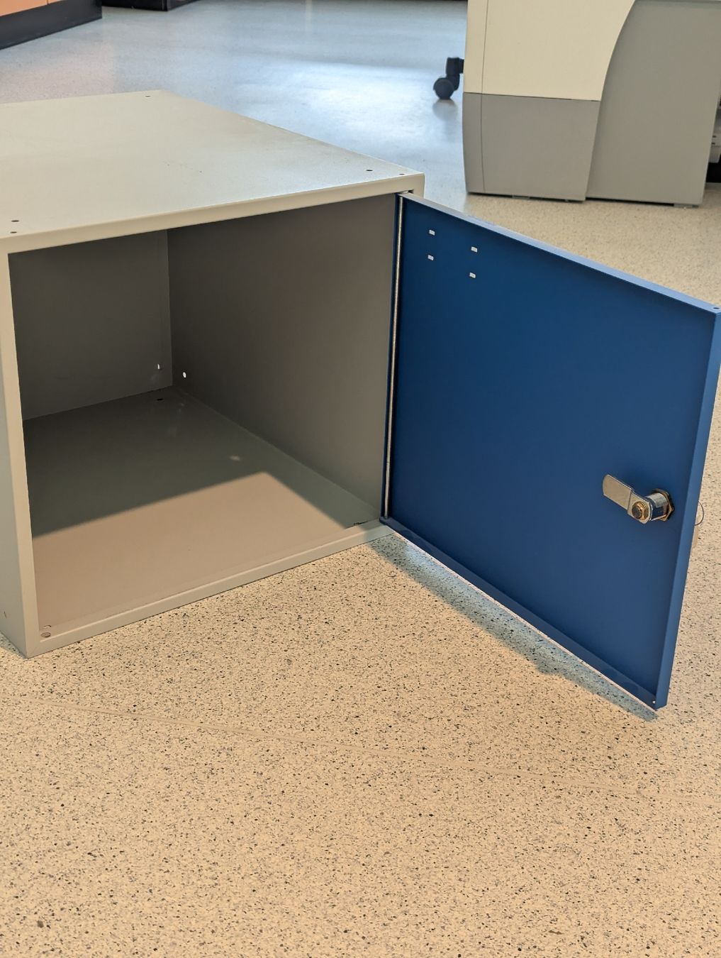Sonstiges Zubehör: 5x Metall Spind Box, abschliessbar – Gebraucht aus Hergiswil NW von Cl1m4x 2
