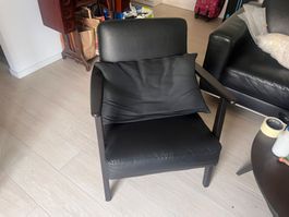 Fauteuil similicuir noir, design scandinave - Très bon état!