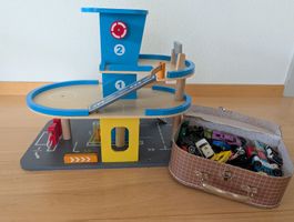 Autogarage aus Holz mit über 40 Spielzeugautos