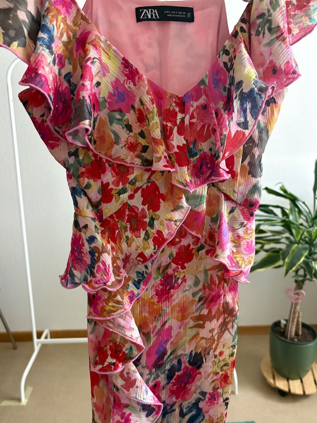 Zara Robes: Langes Kleid mit Blumenmuster und Volants – Neuf (Voir description) à Zürich par bbbggg 4