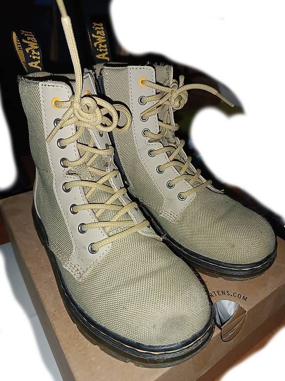 Dr. Martens Scarpe per ragazze: Dr Martens Combs Junior, taille 34, couleur Olive clair – Usato da Eysins venduto da Lochi1 2
