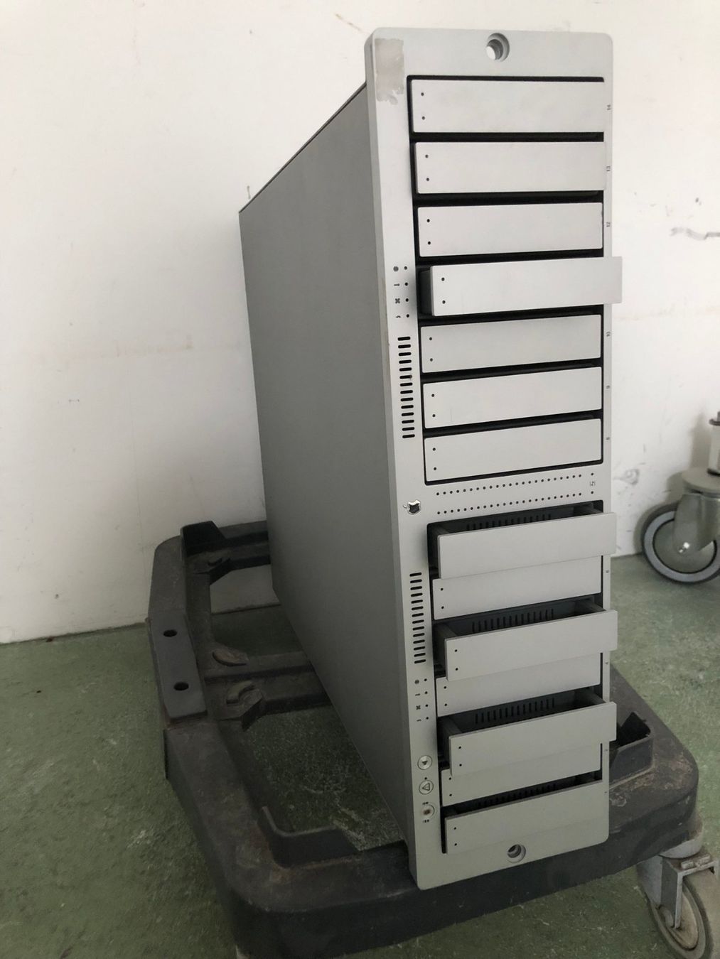 Serveurs: Apple Xserve RAID, OHNE Harddisks – Défectueux à Hinterkappelen par atomschnee