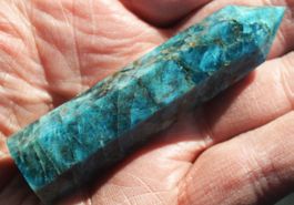 Deko Heilstein G-482 – Dunkelblauer Apatite – 7,4 cm