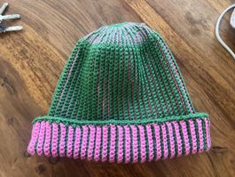 Strickmütze handgefertigt grün rosa wintermütze