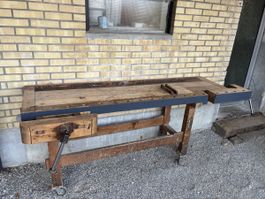 Alte massive Schreiner-Hobelbank auf Rollen – 220 cm
