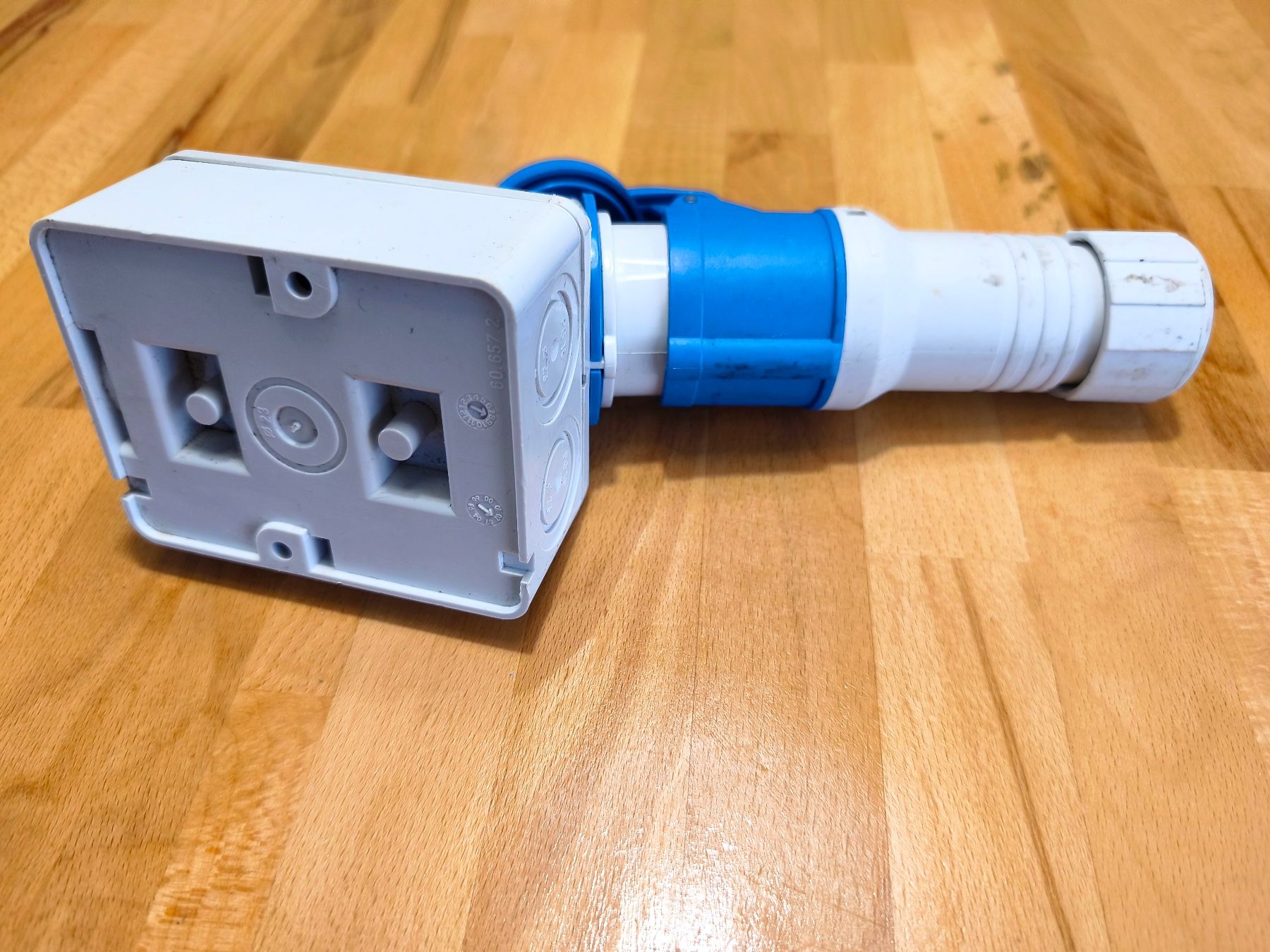 Alimentazione elettrica: Camping elektrischer CEE-Anschluss Commando / Connect-up – Usato da Biel/Bienne venduto da AnikaNah 3