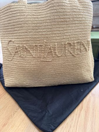Saint Laurent Tasche aus Bast, ideal für den Sommer!