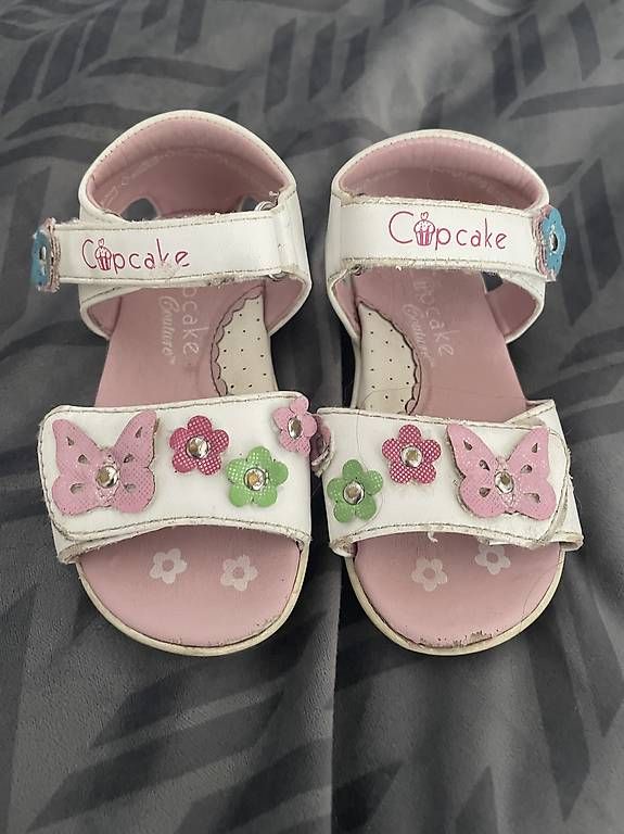 Scarpe per ragazze: Sandalen wenig gebraucht, Gr. 21 – Usato da Hergiswil LU venduto da LaPiroque