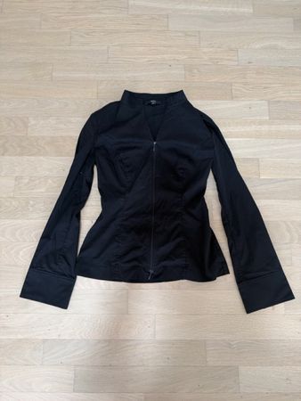 Schwarze taillierte Bluse / Jacke mit Reissverschluss