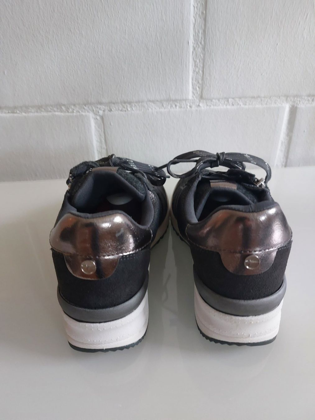 Tamaris Scarpe da donna: Sneaker Tamaris grises gr 37 – Usato da Delémont venduto da Petitlutin 2