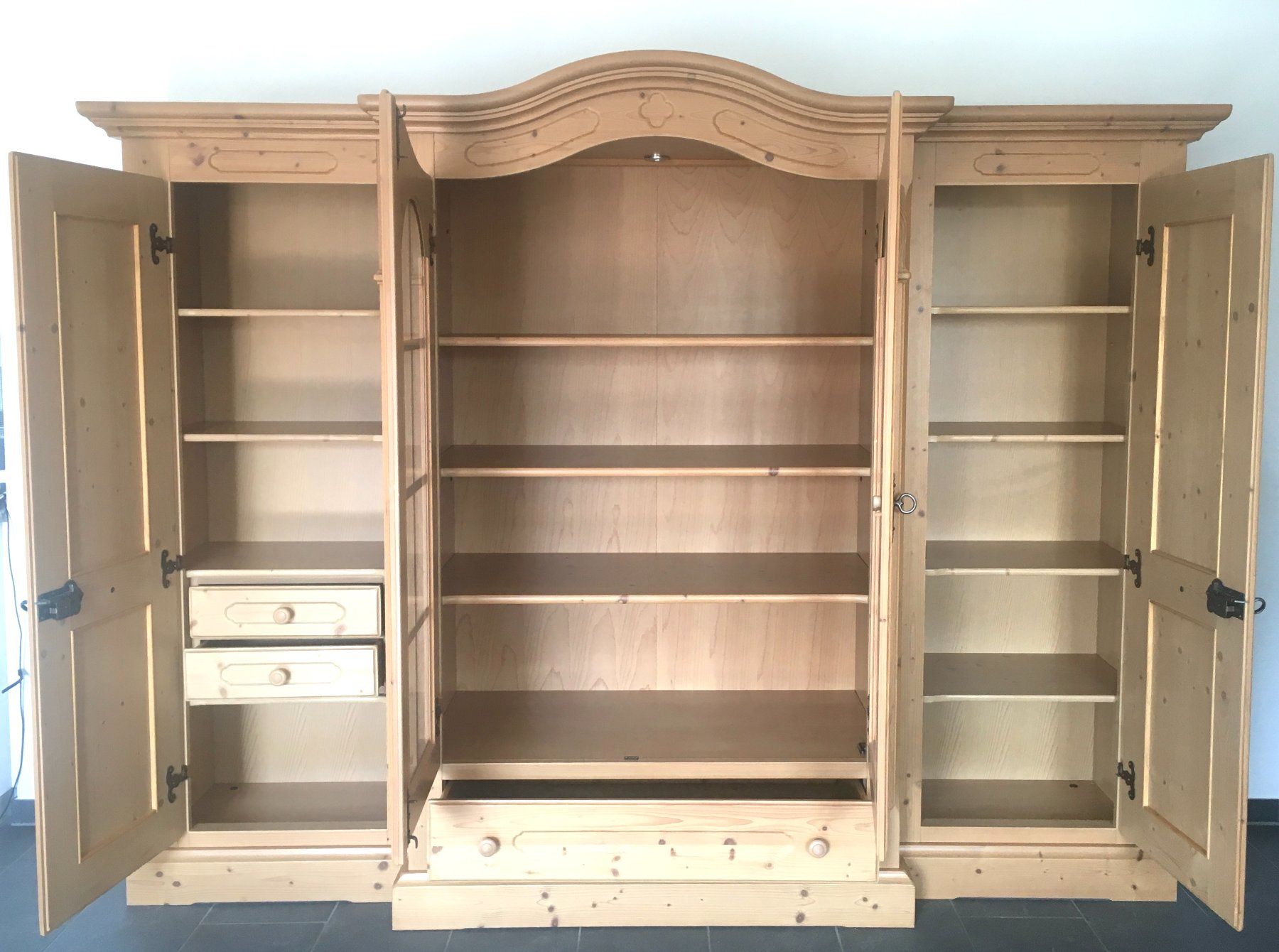 Voglauer Armadi: Wohnzimmer-Schrank mit Innenbeleuchtung - Voglauer – Usato da Rafz venduto da Flabadip 1