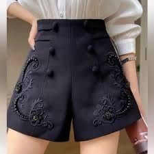 Shorts schwarz mit Verzierungen Grösse M