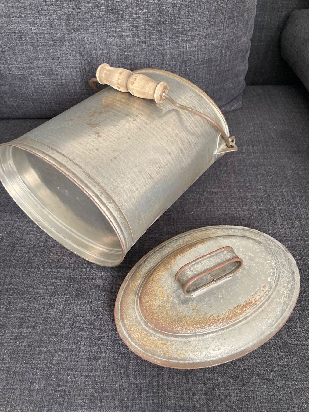 Autres articles pour la maison: alter Eimer mit Deckel, shabby chic – D'occasion à Samedan par chickenrun01 5