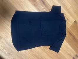 Schwarzes T-Shirt mit Löchern